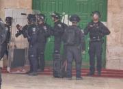 محاصره و حبس معتکفان فلسطینی در مسجد الاقصی پیش از برگزاری راهپیمایی پرچم+ فیلم
